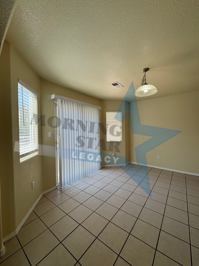 Building Photo - LARGE 4 bed home!