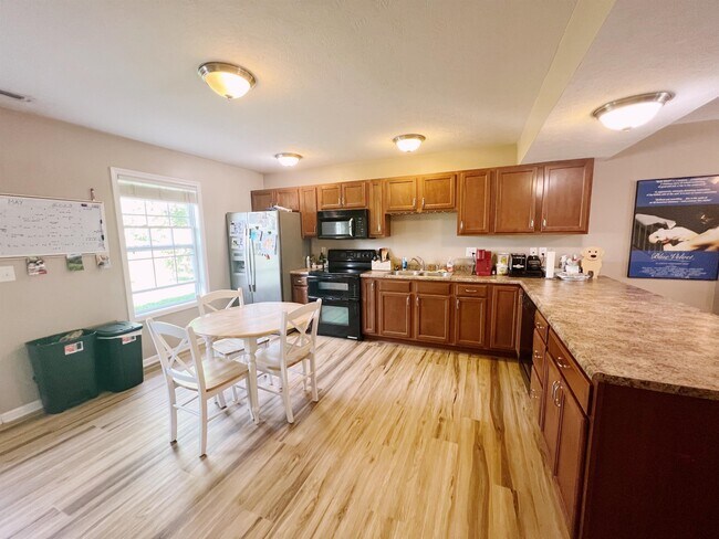 Foto del edificio - 1250 W Adams Hill Cir