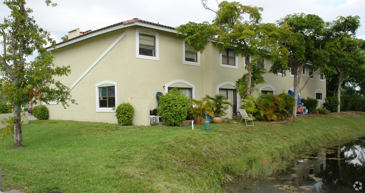 Building Photo - Royal Palm Townhomes