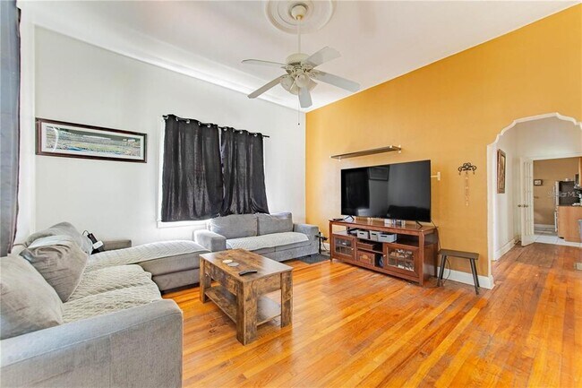 Foto del edificio - 3321 W Woodlawn Ave