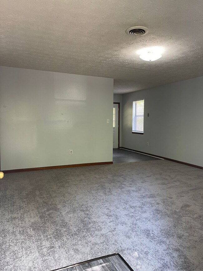 Building Photo - 2 BR 1 BA Eastside Duplex!