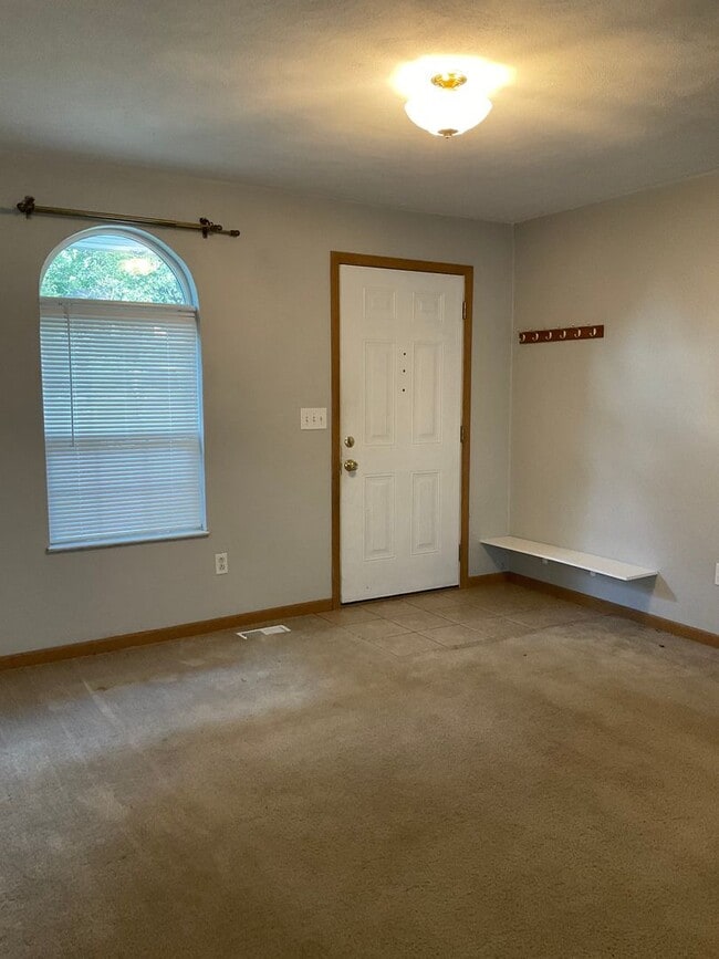 Building Photo - 504 W Van Buren St