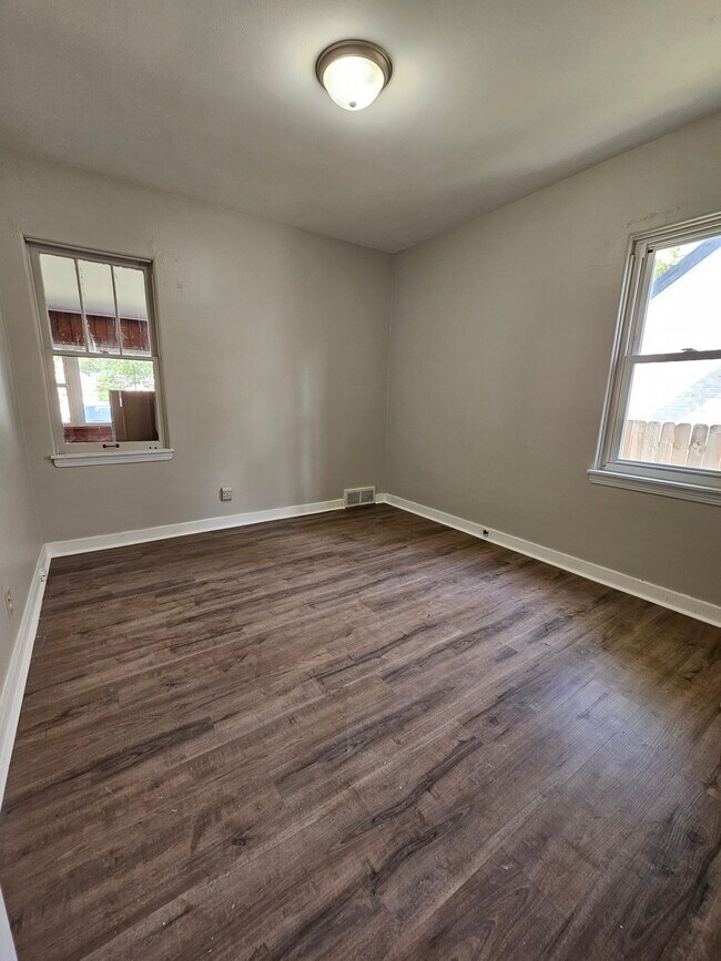 Building Photo - 512 W 49th Ave