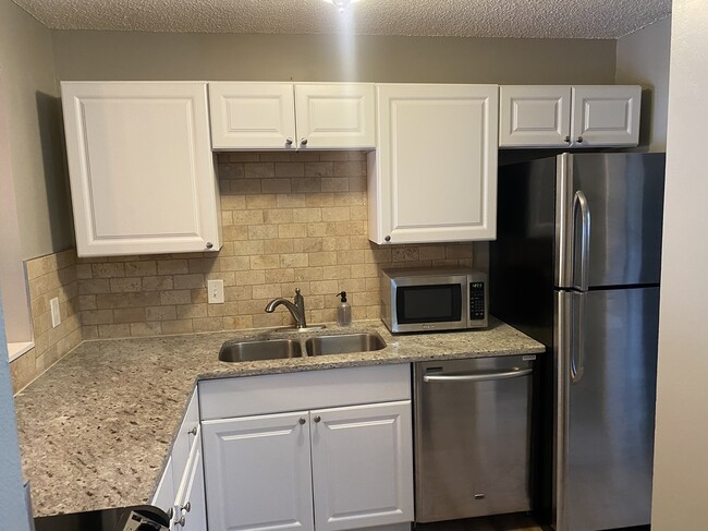 Building Photo - 1543 Millpond Ct