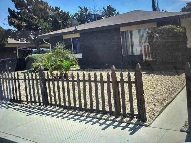 Foto del edificio - 1145 Olive Tree Ln