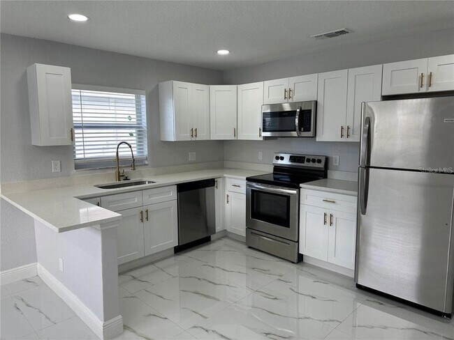 Foto del edificio - 7813 Lakeshore Dr