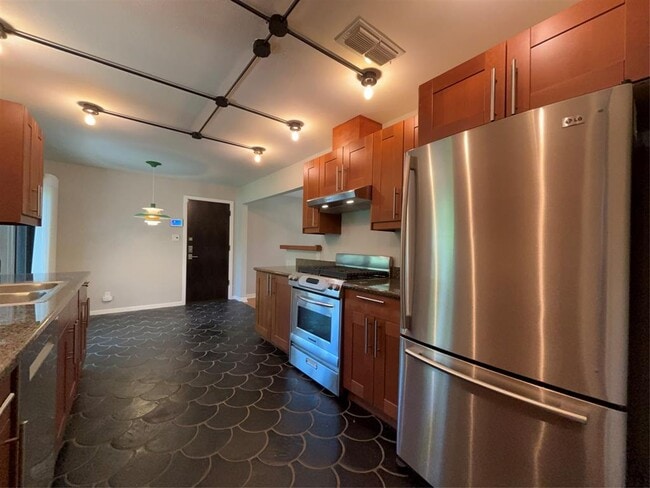 Building Photo - 1415 Hillcrest Dr