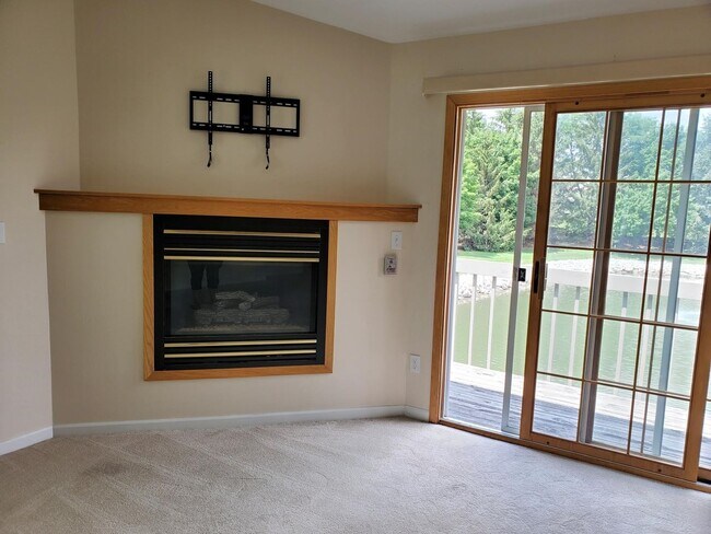 Building Photo - Brookfield 2 Bed 2 Bath Condo