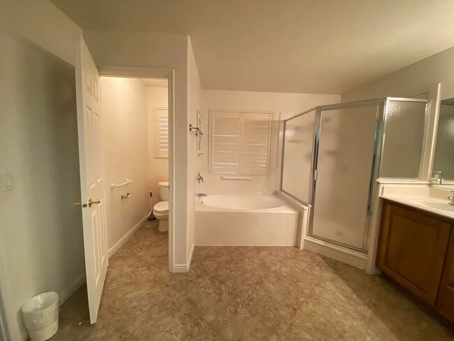 Building Photo - Pet Friendly 2 Bedroom Home in Desirable 5...