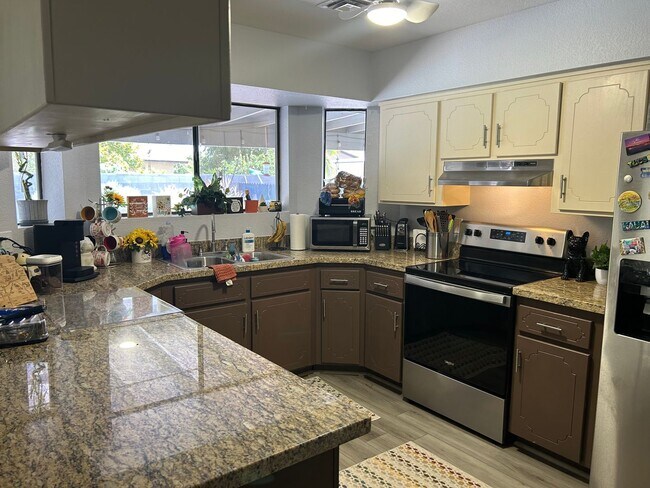 Building Photo - La Paloma Estates POOL Home!