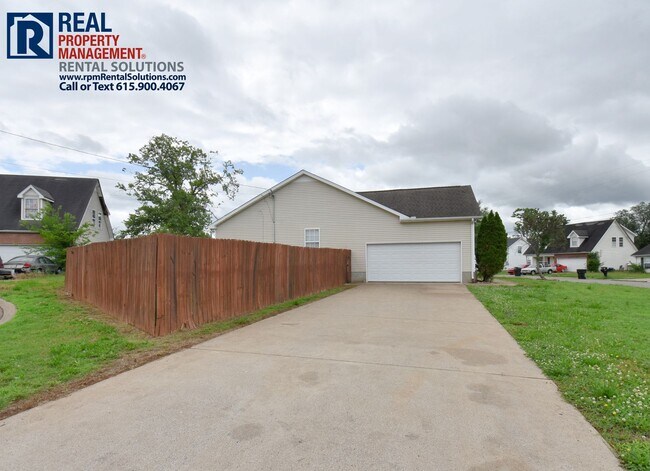 Foto del edificio - Adorable 3-bedroom home in Murfreesboro on a corner lot! Attached garage and washer and dryer hoo...