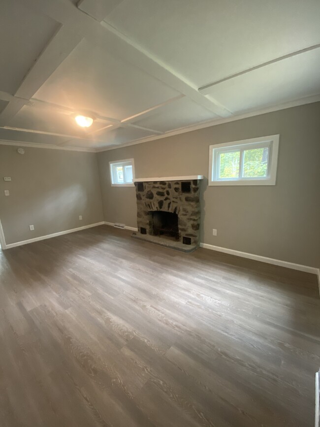Building Photo - 4 Rose Ln