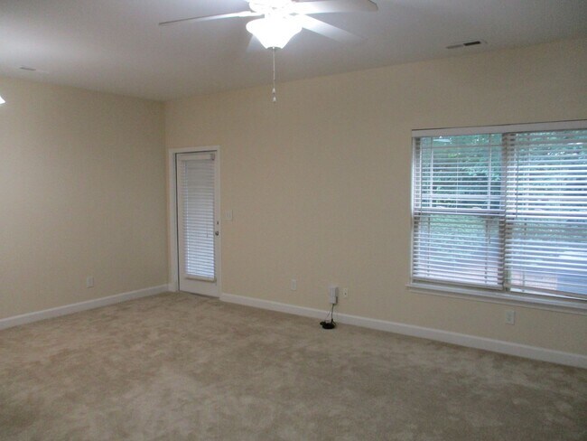 Building Photo - Brick 3 bedroom townhouse for rent in desi...