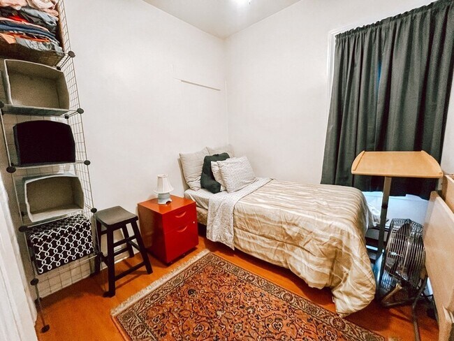 Building Photo - 174 W 7th St