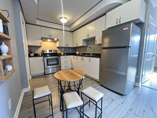 Photo du bâtiment - Private Balcony and HUGE windows at this 1...