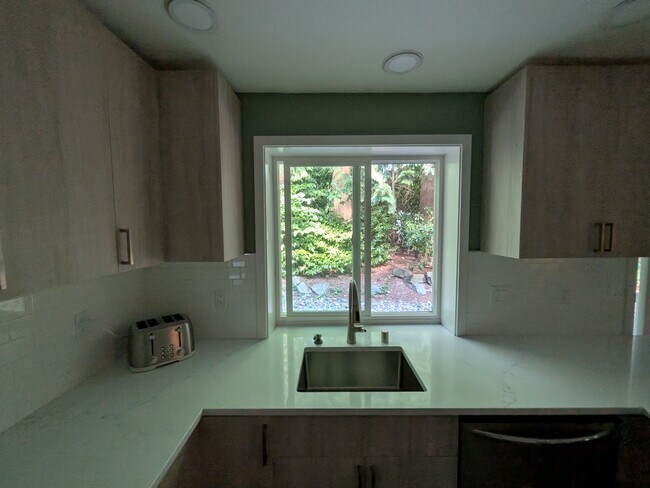 Foto del edificio - 700 Jasmine Pl NW