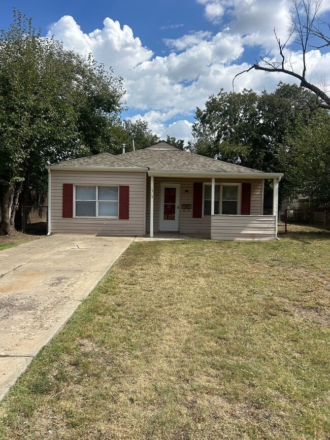 Building Photo - 1515 S Travis St