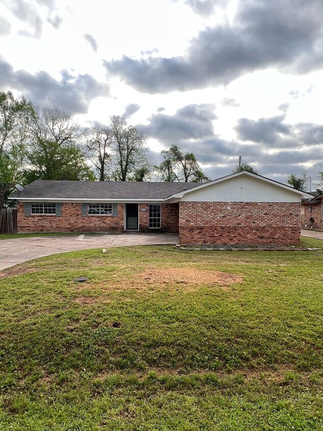 Primary Photo - Remodeled 3 bed/2 bath in quiet neighborhood!
