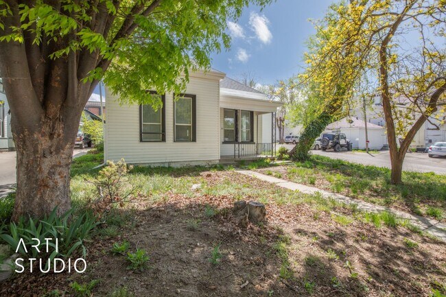 Foto del edificio - Cute and Cozy 3 Bedroom Home Close to U of...