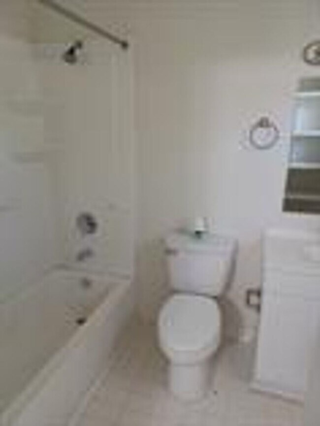 Building Photo - Elmwood Apartments- 1 and 2 Bedrooms w/ WD...