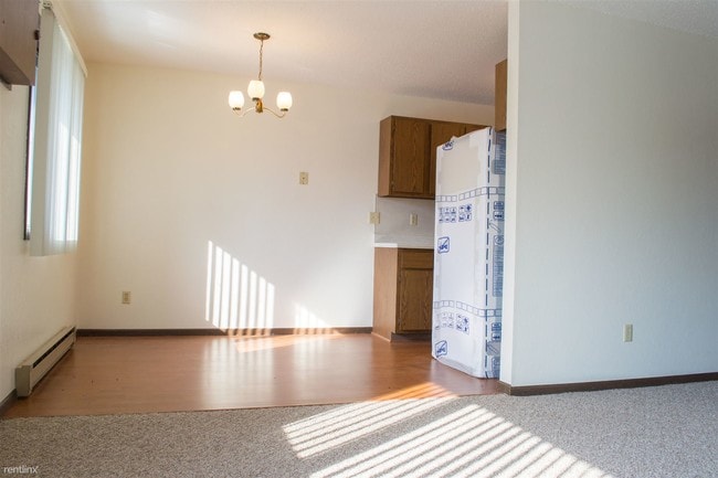 Building Photo - 2 br, 1 bath  - Milltown Manor Apt 4