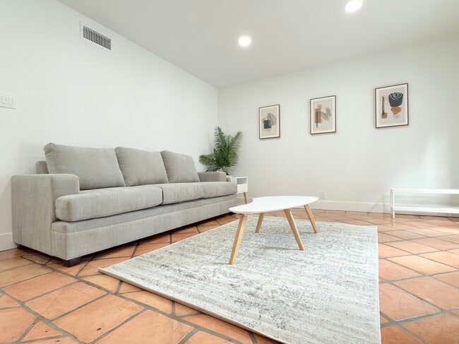 Building Photo - 9501 Clybourn Ave