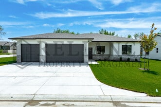 Building Photo - 619 Elmwood St