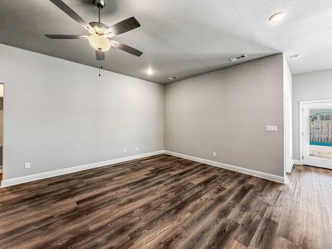 Foto del edificio - Beautiful and Nearly New 4BR 2BA Home w/ Stylish Finishes + Car Garage in Sherman