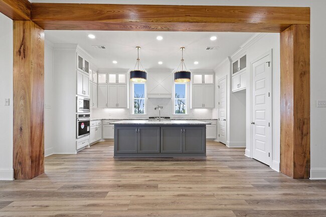 Building Photo - 7019 Ardennes Dr