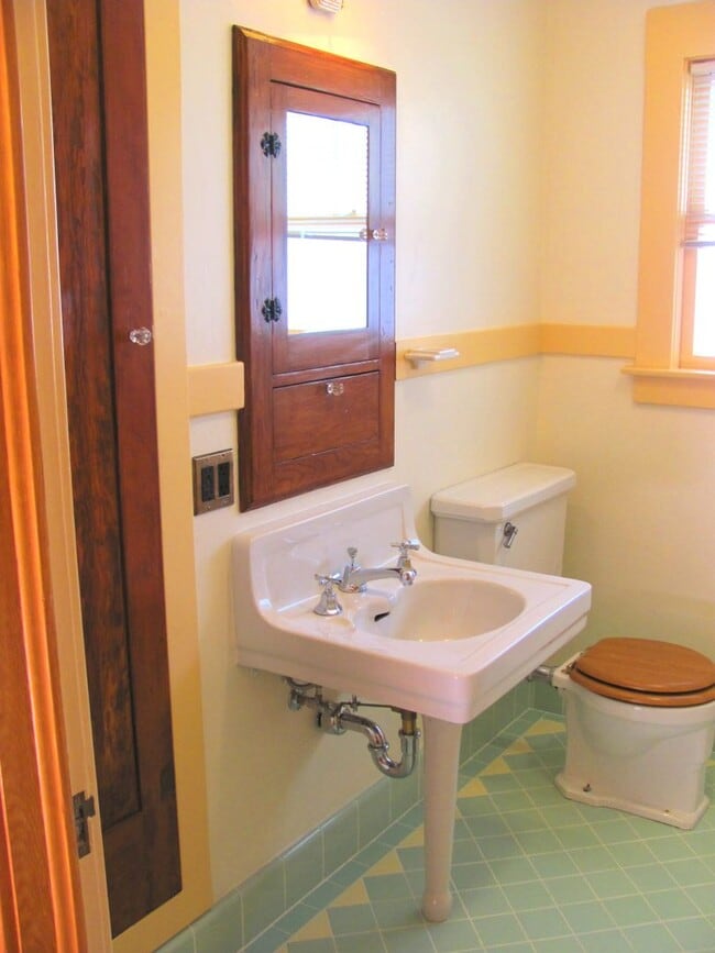 Building Photo - Vintage Arts & Crafts style, fully-remodel...