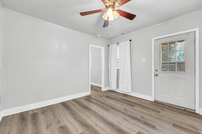 Foto del edificio - Charming 2-bedroom, 1-bath near downtown Clarksville!