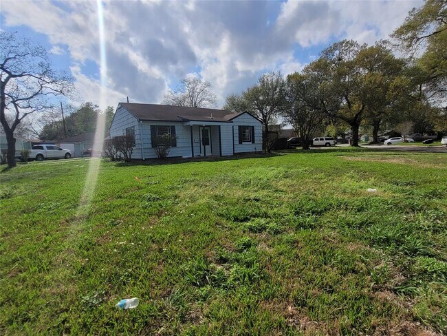 Building Photo - 7308 Oak Hl
