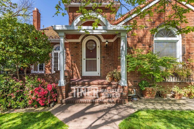 Building Photo - Stunning Craftsman East Sacramento Beauty!