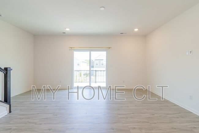 Foto del edificio - 15010 Scoter St