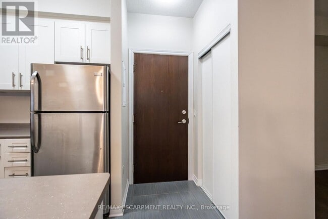 Building Photo - 216 Oak Park Blvd