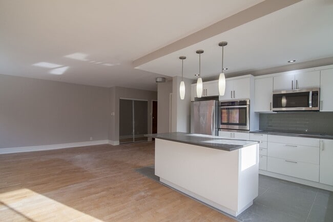 Building Photo - 4555 Av. Bonavista