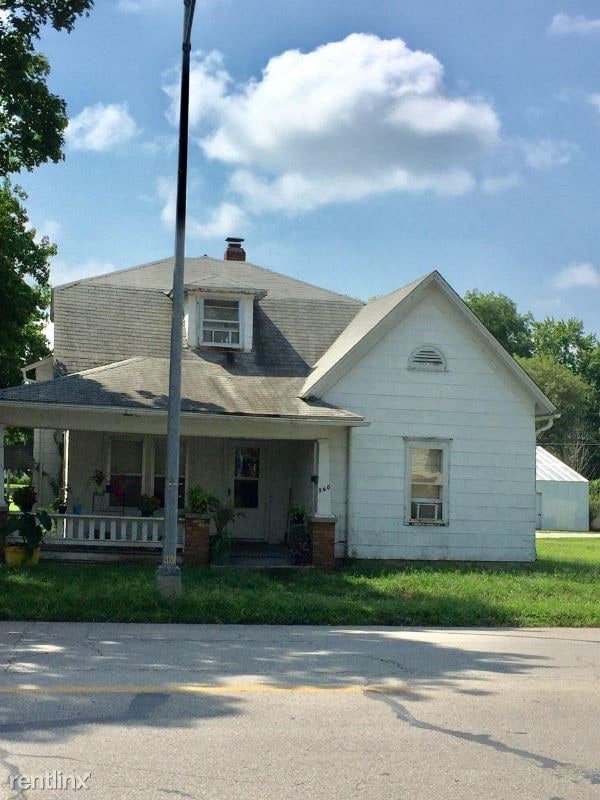 Primary Photo - 4 br, 2 bath Apartment - 560 W.Arrow St