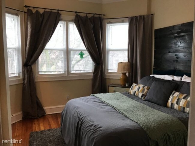 Foto del edificio - 2922 N Racine Ave