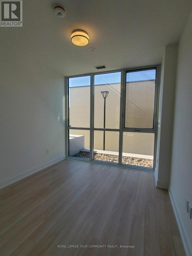 Building Photo - 30 Inn On The Pk Dr