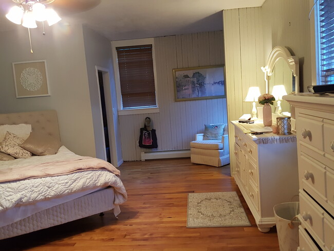 "Carriage House" Bedroom 1 - 2 New London Rd