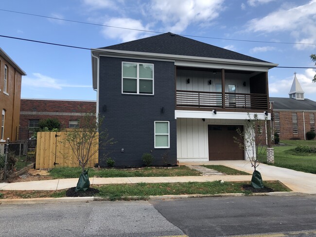 Building Photo - 808 Magnolia St