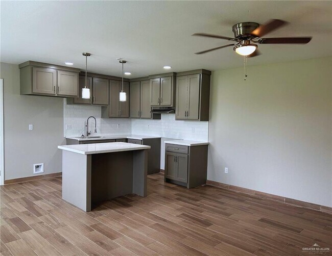 Foto del edificio - 820 Redwood Ave