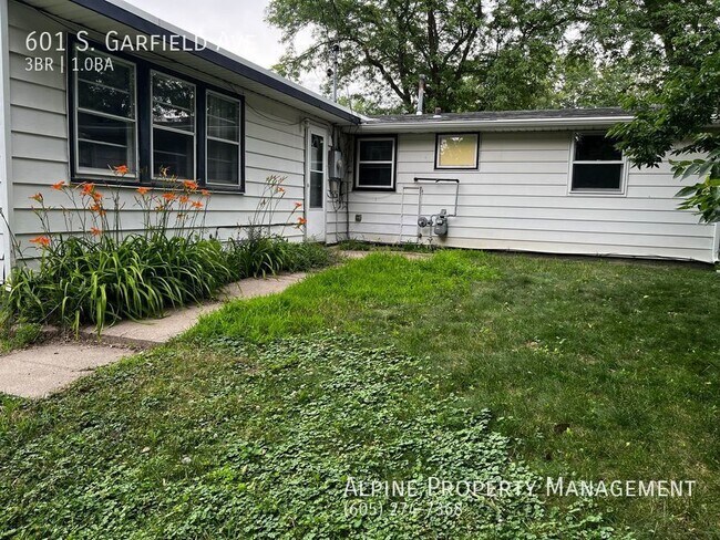 Building Photo - 3 Bed/1 Bath Short Term Rental!