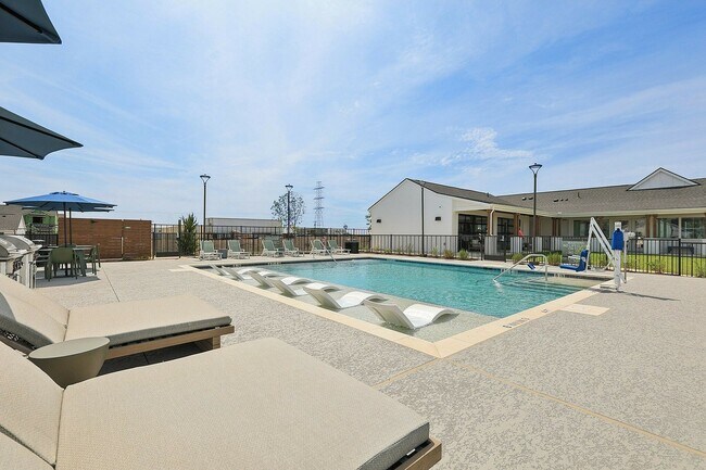 Piscina junto al sendero de YardHomes - YardHomes Trailside
