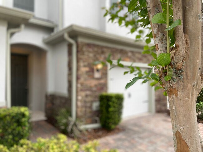 Building Photo - 3BR/2.5BA Town Home in Aloma Trails Commun...