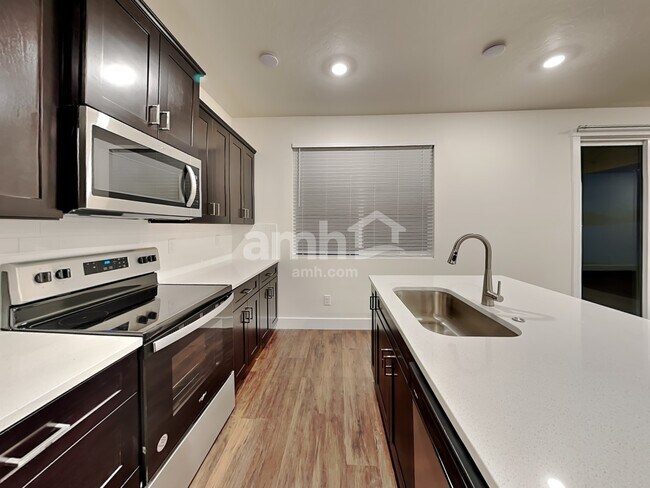 Foto del edificio - 752 S Rocker Ave