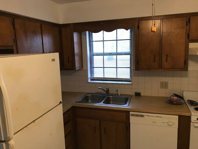 Building Photo - 15 Village Dr