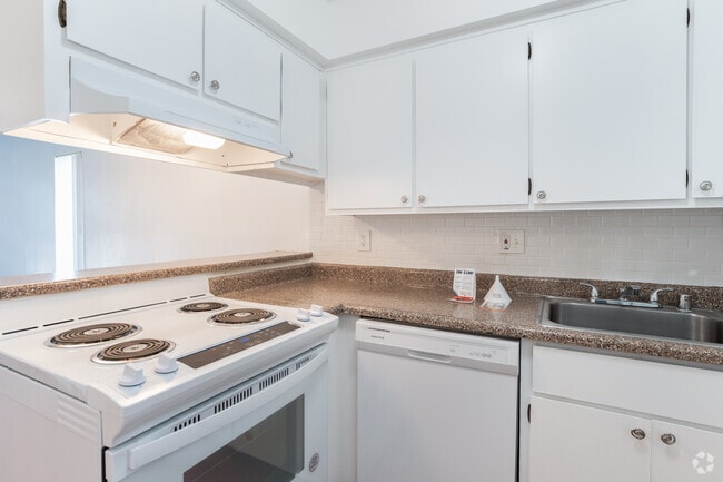2BR, 1BA - 822SF SINGLE FLOOR - Fair Oaks Heights Apartments
