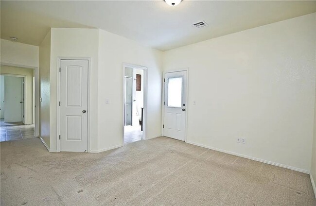 Building Photo - MUST SEE 3BDRM 2BATH HOUSE!!!