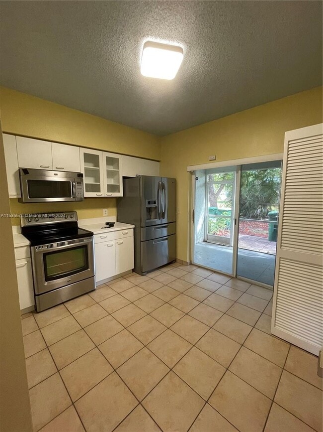 Building Photo - 7850 Sanibel Dr